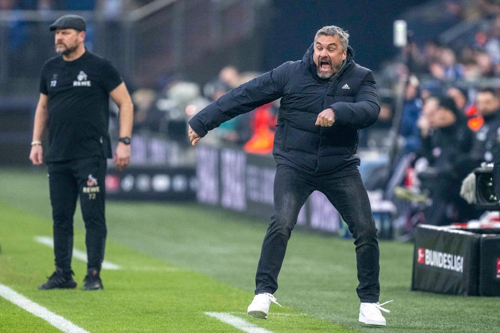 Schalke-Trainer Thomas Reis (r) findet deutliche Worte.