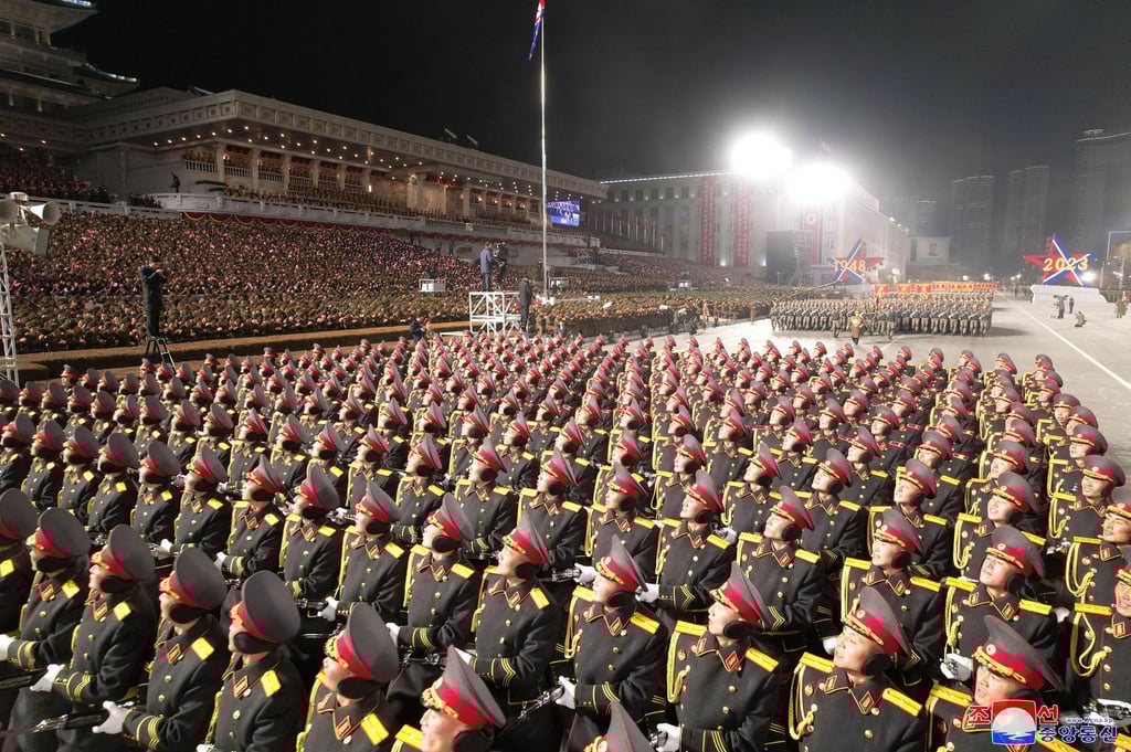 Soldaten während einer Militärparade anlässlich des 75. Jahrestages der Gründung der Koreanischen Volksarmee auf dem Kim-Il-Sung-Platz in Pjöngjang.