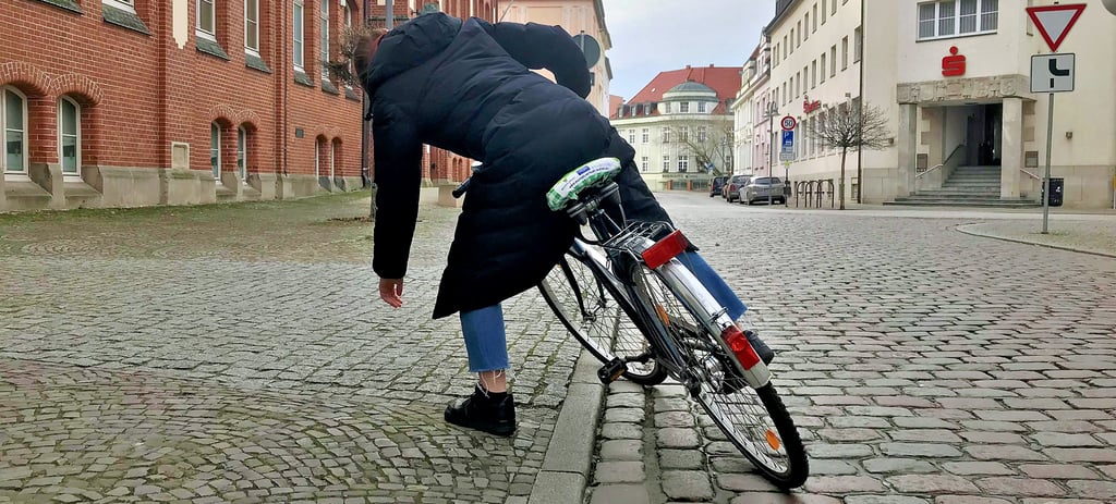 Das Kopfsteinpflaster auf der Neuperverstraße eignet sich nach Meinung der Salzwedelerin Alice Krins nicht zum Radfahren. Beim Übergang von der Straße auf den Bordstein sei sie ausgerutscht und mit dem Rad umgekippt.