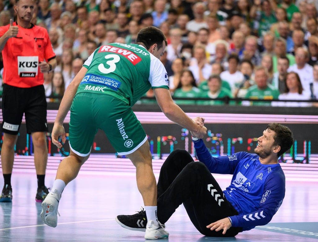 Leipzigs Marino Maric hilft Kiels Torwart Niklas Landin Jacobsen.
