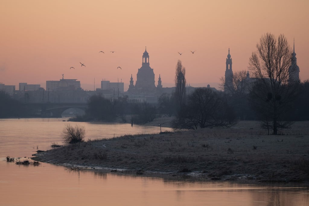Die Kulisse der Altstadt mit der Frauenkirche (l-r), der Katholischen Hofkirche und dem Hausmannsturm bei Sonnenaufgang.