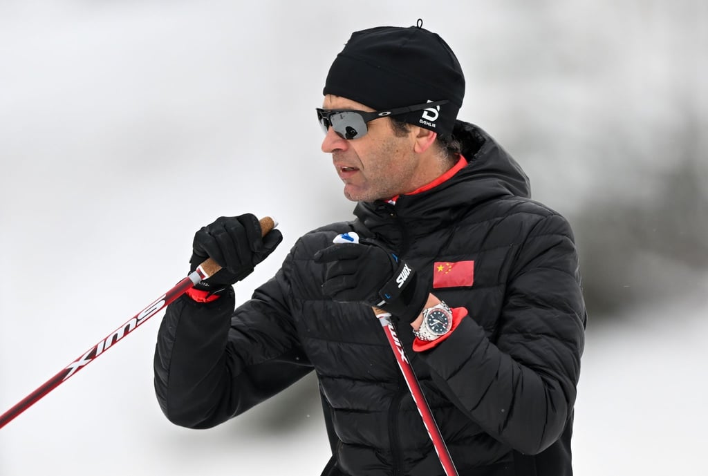 Ole Einar Bjoerndalen steht an der Strecke.