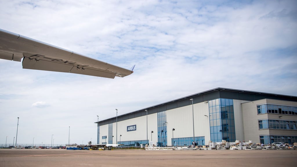 Ein Gebäude des Flugzeugbauers Airbus am Flughafen.