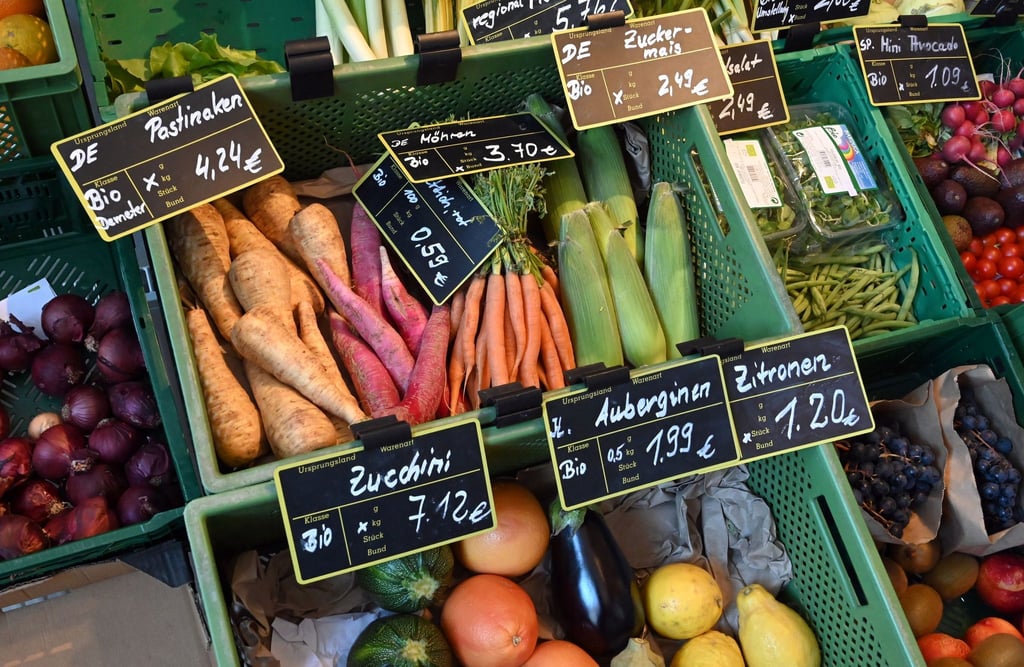 Regionales Bio-Gemüse in einem Laden. Viele Kunden geben beim Einkauf von Bioware weniger Geld aus - oder kaufen gleich in herkömmlichen Geschäften ein.