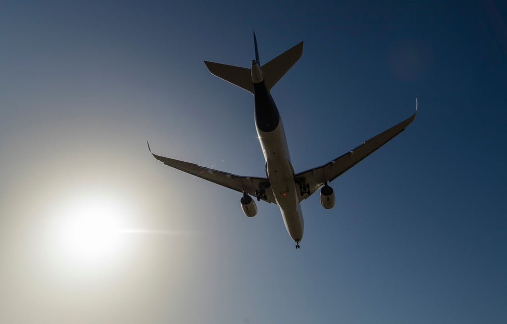 Ein Flugzeug setzt zum Landeanflug an.