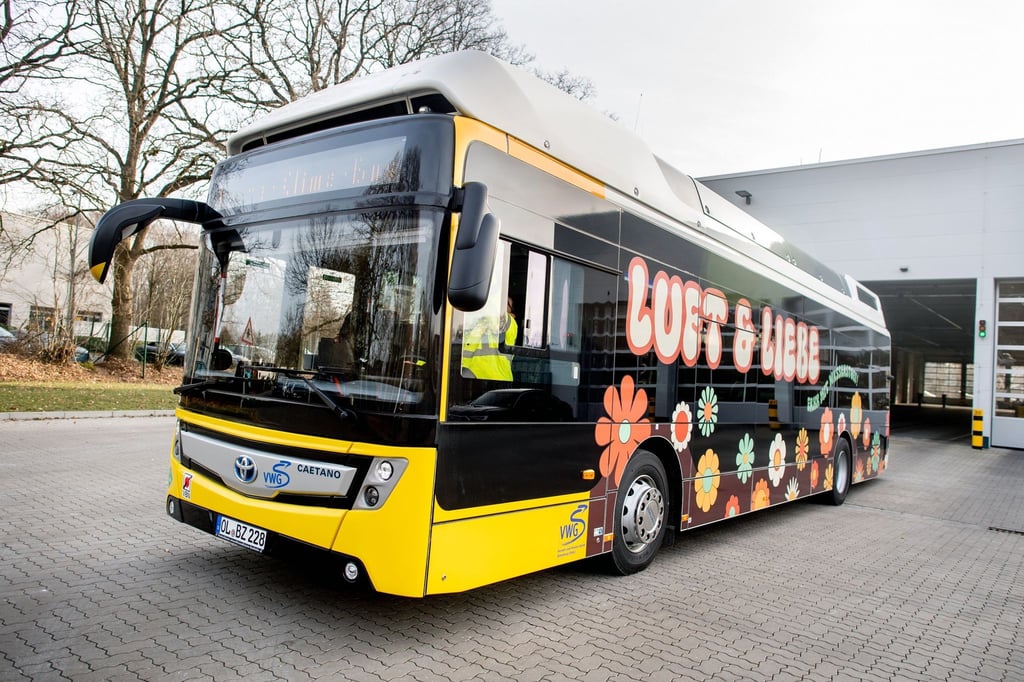 Die Aufschrift „Luft & Liebe“ klebt auf einem neuen Wasserstoffbus der VWG.