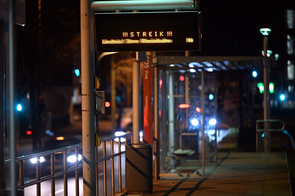 Die Gewerkschaften Verdi und Komba haben die Beschäftigten von Bund und Kommunen in mehreren Städten und Kreisen Nordrhein-Westfalens zu Warnstreiks aufgerufen.