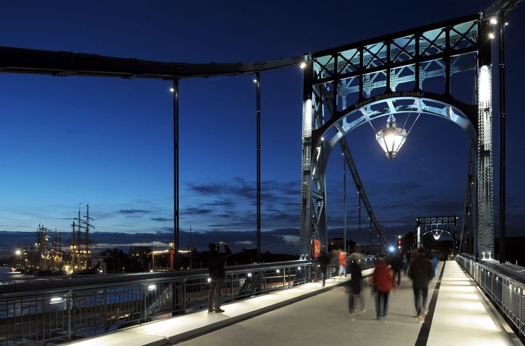Passanten gehen über die Kaiser-Wilhelm-Brücke in Wilhelmshaven.