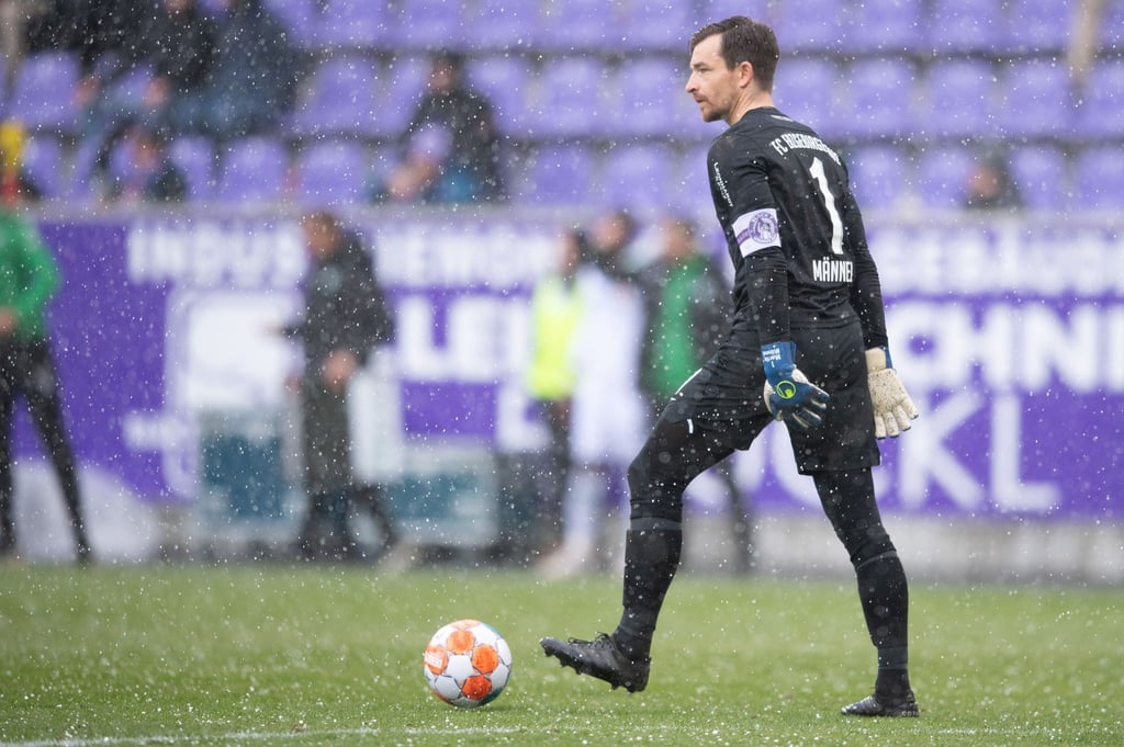 Aues Torhüter Martin Männel spielt den Ball.