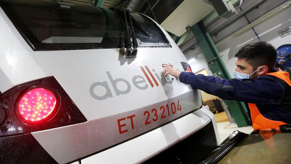 Zu sehen ist ein Nahverkehrszug von "Abellio".