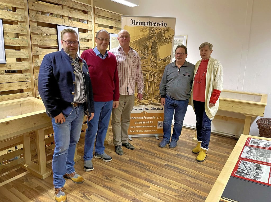 Von links: René Stelzer, Harald Berger und Frank Kornfeld vom Vorstand des Heimatvereins Werderaner Freunde. Winfried Schulz und Monika Bathge engagieren sich als Kassenprüfer.