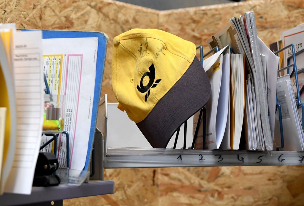 In vielen Verteilzentren der Post ruht die Arbeit. Wer auf Pakete oder Briefe wartet, sollte Geduld mitbringen.