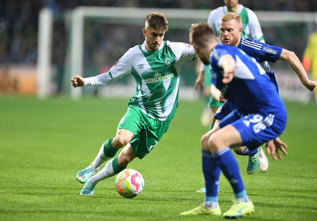 Werders Romano Schmid (l) kehrt gegen Dortmund in den Kader zurück.