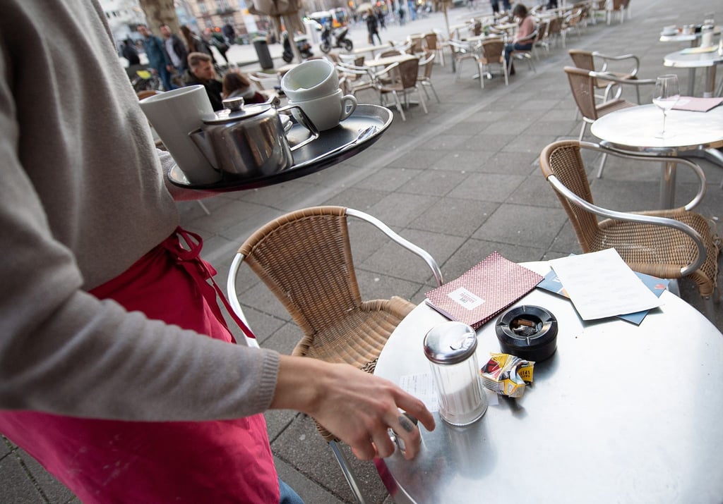 Wer kein Bafög erhält, geht neben dem Studium meist einer bezahlten Tätigkeit nach. Bei Notlagen auf dem Arbeitsmarkt soll Studierenden der Zugang zum Bafög nun erleichtert werden.