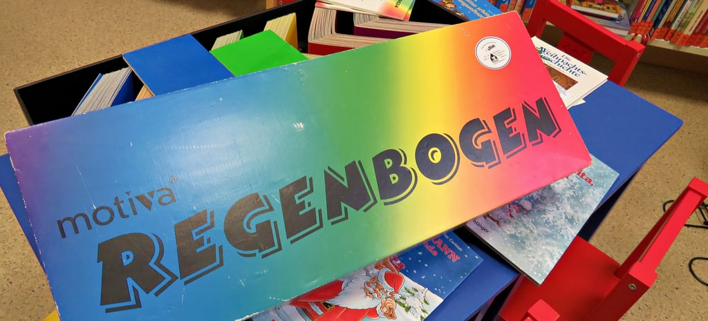 Bücher und andere Meiden können in der Regenbogenbliothek ausgeliehen werden.