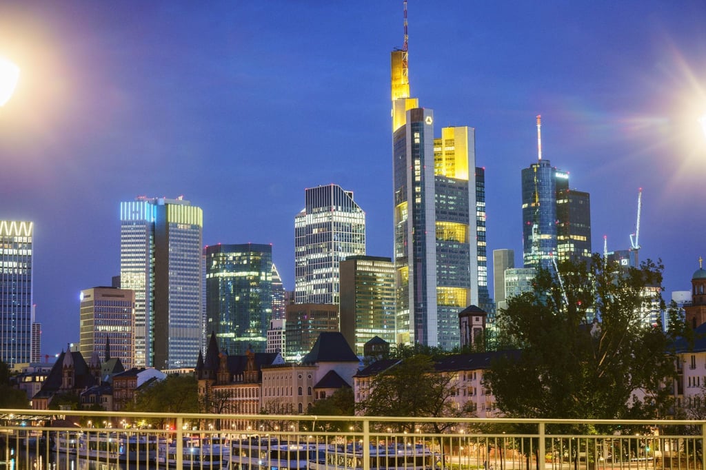 Die Frankfurter Bankenskyline im frühen Morgenlicht. Im Konflikt um Bankgebühren befürchten Verbraucherschützer eine Gesetzesänderung zu Lasten der Kunden.