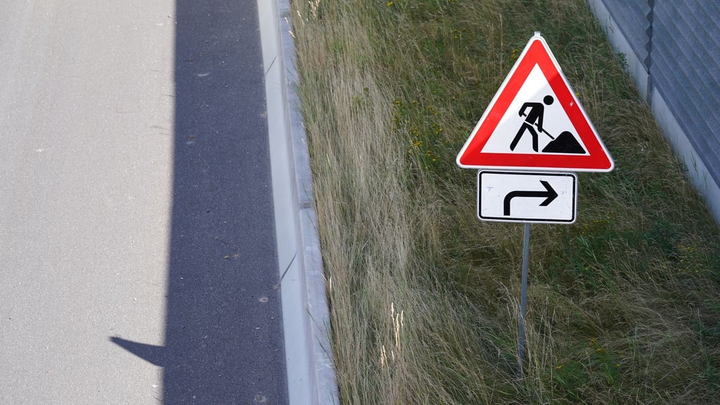 Ein Verkehrsschild weist auf Bauarbeiten an einer Autobahn hin.
