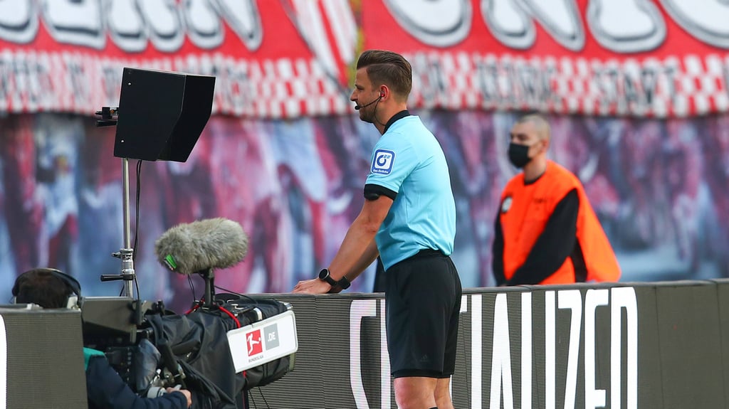 Hier schaut sich Daniel Schlager eine Spielszene lange an und entscheidet pro RB.