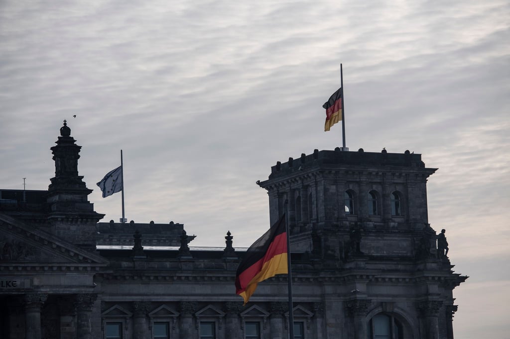 Fahnen am Reichstag stehen zum Gedenken an die Erdbebenopfer in Syrien und der Türkei auf Halbmast.