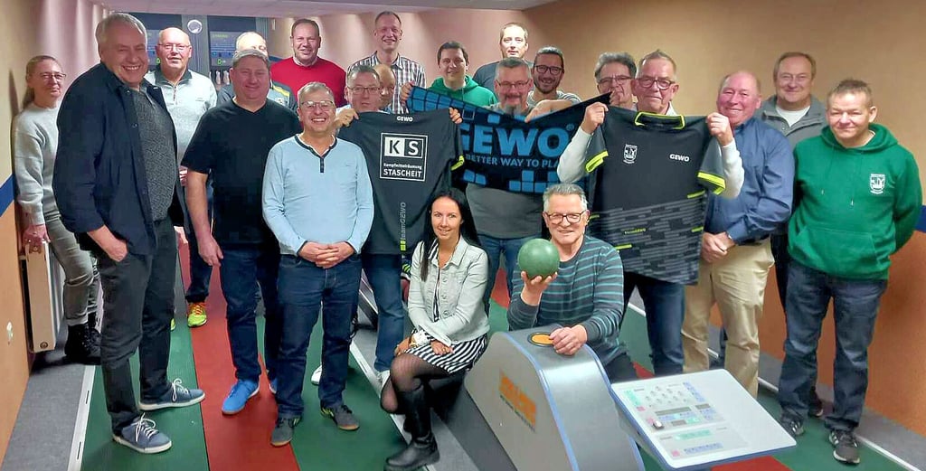 „Alle Neune" hieß es für die Tischtennis-Spieler des SV Jävenitz, die zum Kegelabend in Letzlingen auch Gäste eingeladen hatten.