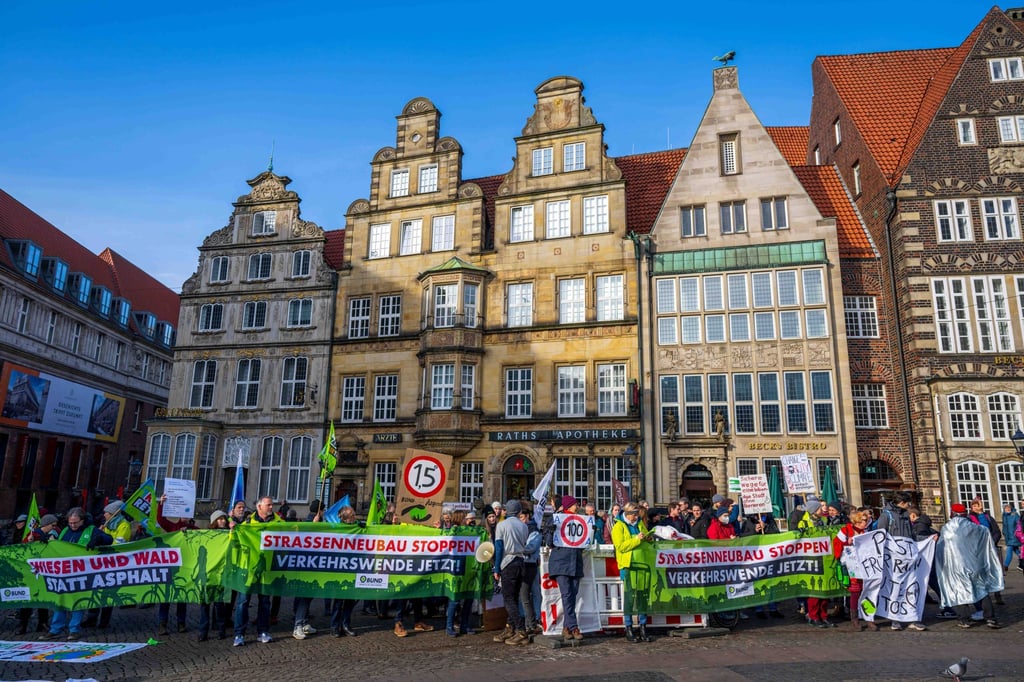 Aktivisten demonstrieren gegen die Verkehrspolitik vor der Schaffermahlzeit im Bremer Rathaus.