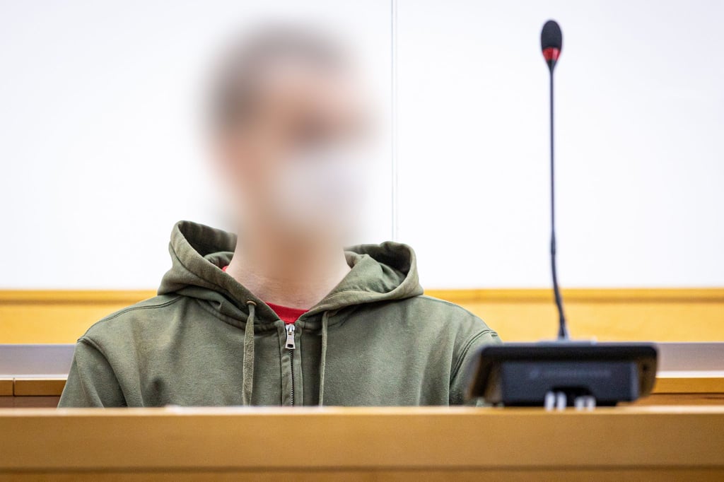 Der Angeklagte sitzt in einen Saal vom Landgericht Hannover.