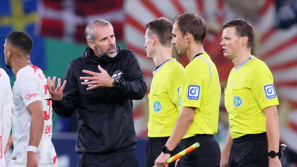 RB-Trainer Marco Rose im Zwiegespräch mit Schiedsrichter Benjamin Cortus