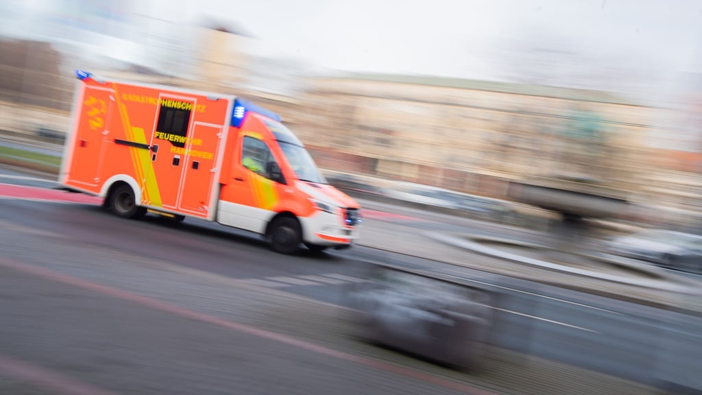 Ein Rettungswagen ist im Einsatz.