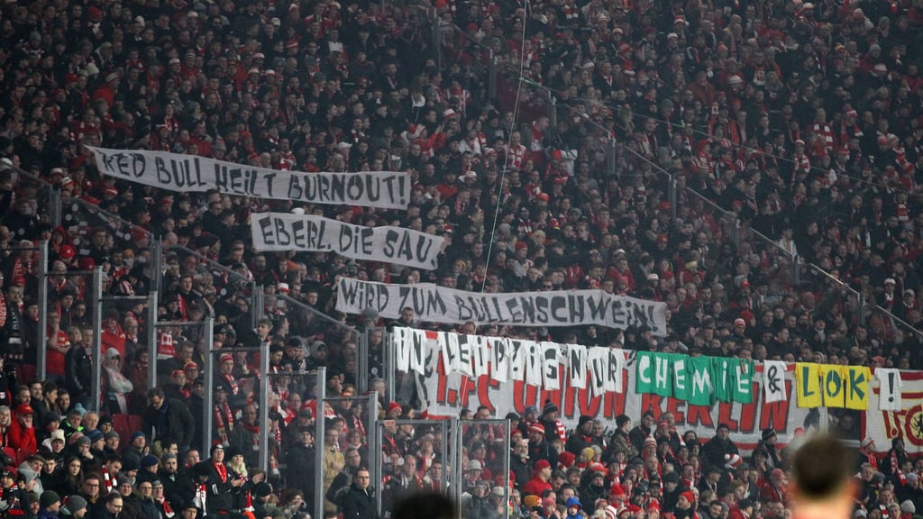 Hass im Block: Schmähungen gegen Max Eberl unter den Union-Fans.