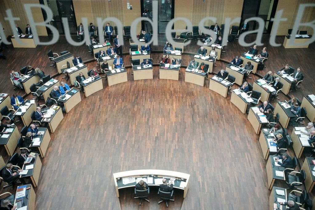 Die Ministerpräsidenten der Länder kommen im Bundesrat zur Sitzung zusammen.