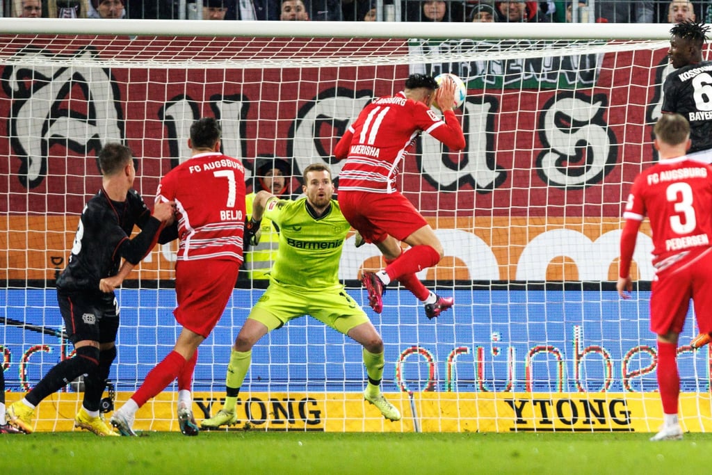 Torschütze Mergim Berisha vom FC Augsburg (r) trifft zum 1:0.