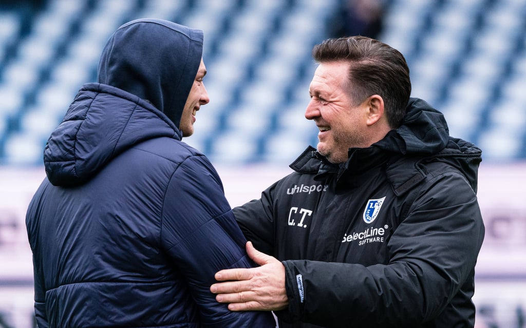 Der eine jubelte, der andere haderte am Ende des Spiels: FCM-Trainer Christian Titz (r.) fuhr gegen Kiel und seinen ehemaligen Schützling Jann-Fiete Arp einen wichtigen Dreier ein.