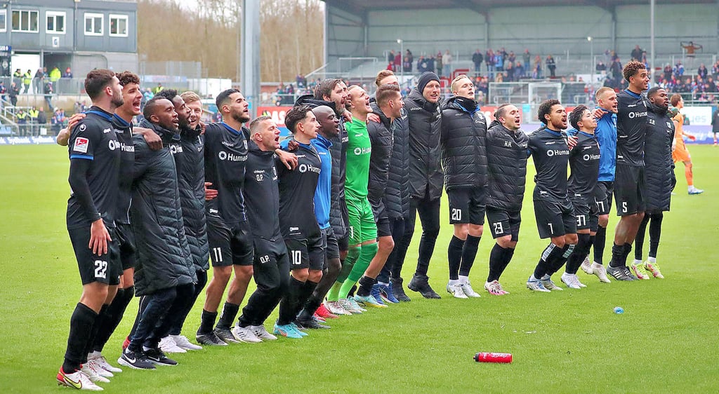 Versöhnliche Bilder beim 1. FC Magdeburg: Der Aufsteiger feierte mit den Fans den Sieg bei Holstein Kiel und verließ damit nach zuvor vier sieglosen Partien den letzten Tabellenplatz in der 2. Bundesliga.