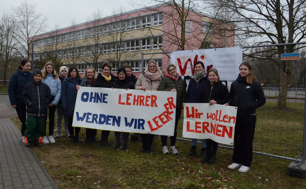 Eltern und Schüler machen auf den Lehrermangel in der Sekundarschule Kalbe aufmerksam.