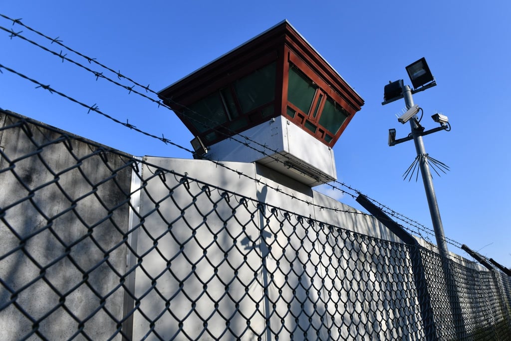 Sicherheitsleuchten und Überwachungskameras sind auf dem Gelände der JVA Tegel zu sehen.