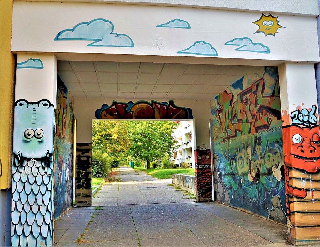 Straßenserie Magdeburg: Blick in den Torweg vom gestalteten Eingangstor am Gneisenauring/Olvenstedter Scheid. Foto Karl-Heinz Kaiser