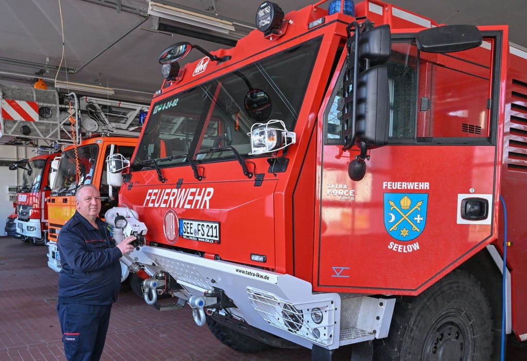 Hauptamtlicher Gerätewart bei der Freiwilligen Feuerwehr Seelow, steht in der Fahrzeughalle.