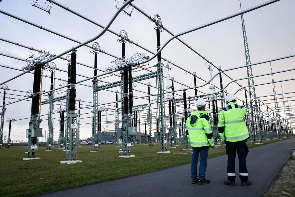 Zwei Mitarbeiter im Tennet-Umspannwerk Klixbüll/Süd. Der niederländische Netzbetreiber erwägt den Verkauf seines deutschen Stromnetzes an den Staat.