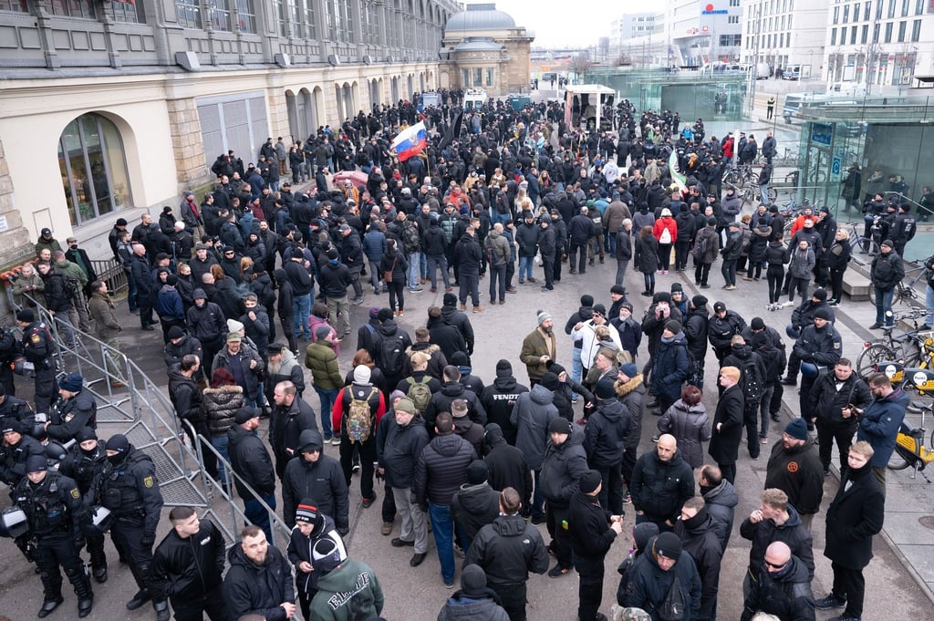 Zahlreiche Rechtsextreme stehen anlässlich einer Kundgebung vor dem Hauptbahnhof.