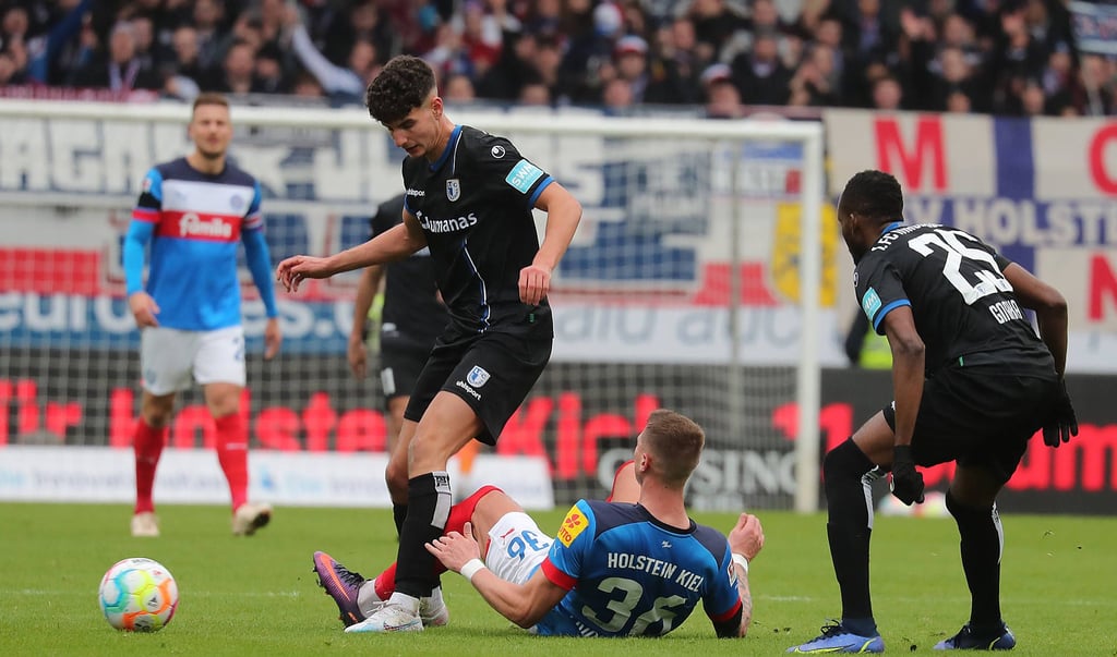 Traf für den FCM zum zwischenzeitlichn 1:1: Daniel Elfadli (l.) hier im Duell mit Kiels Hólmbert Aron Briem Fridjónsson.