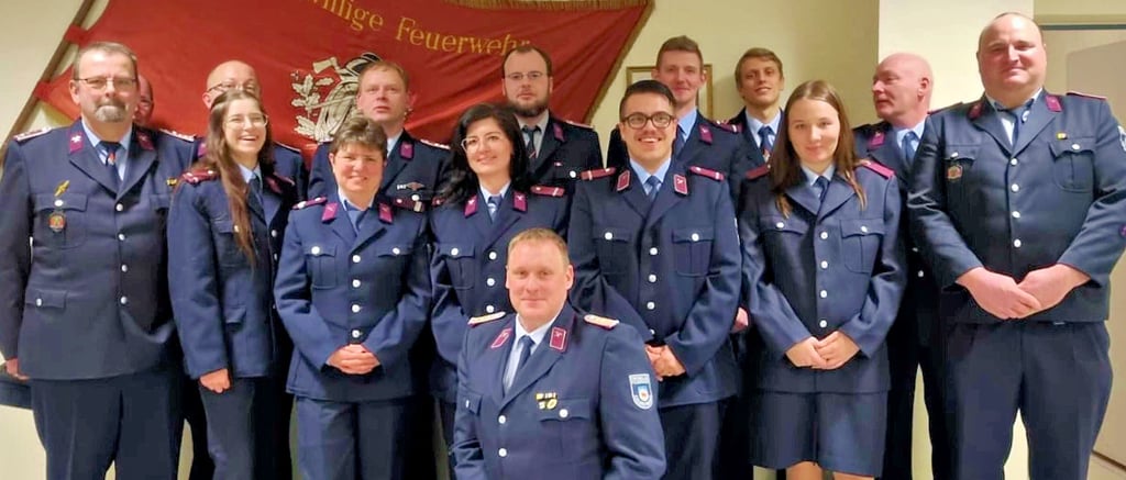 Stadtwehrleiter Lars Roschkowski (M.) mit den beförderten und ausgezeichneten Kameraden auf der Jahreshauptversammlung am vergangenen Wochenende.