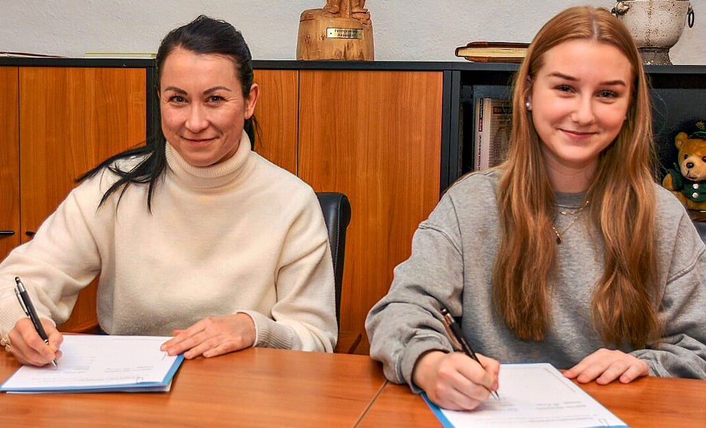 Jessica Kühn (links) und Luise Böhm haben ihre Ausbildungsverträge bei der Stadt Wanzleben-Börde als Verwaltungsfachangestellte unterzeichnet.