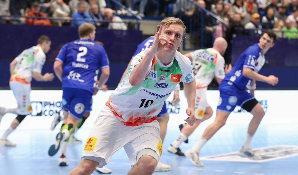 Gisli Kristjansson richtet nach seinem achten Treffer zum 34:28-Endstand eine Botschaft in Richtung der mitgereisten SCM-Fans: Aufgabe gelöst.