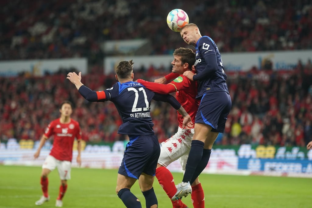 Die Berliner Marvin Plattenhardt(l) und Marton Dardai(r) und der Mainzer Stefan Bell in Aktion.