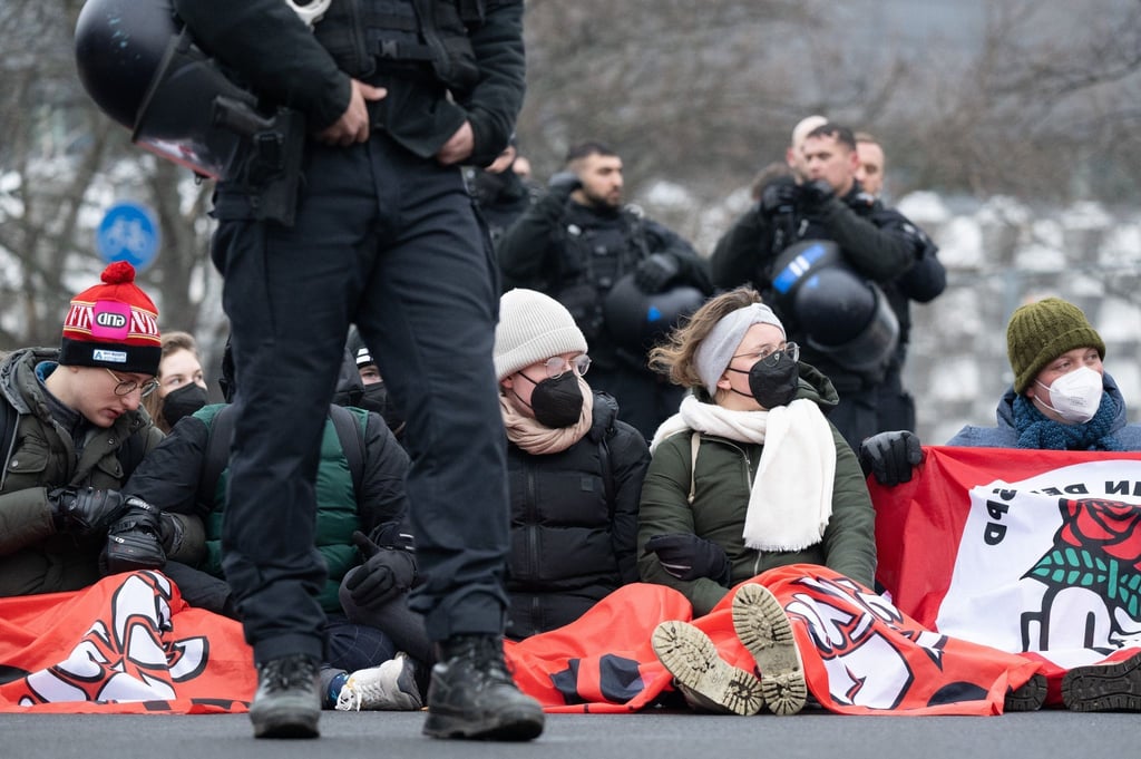Gegendemonstranten mit einer Sitzblockade gegen Neonazi-Aufmarsch in Dresden.
