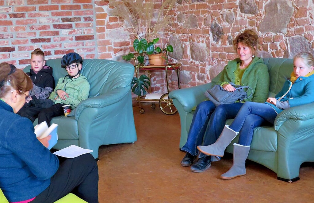 Lesung bei der Kinderbuchmesse der Gemeinde Möser 2022 im Kavaliershaus Pietzpuhl. In diesem Jahr soll die Messe im Bürgerzentrum stattfinden.