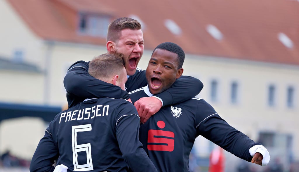 Auch der Jubel erzählt viel über Erlösung: Marcus Preuss, Steve Röhl und Patrice Goudou feierten den Treffer zum 2:0, den Preuss in der 30. Minute erzielte.