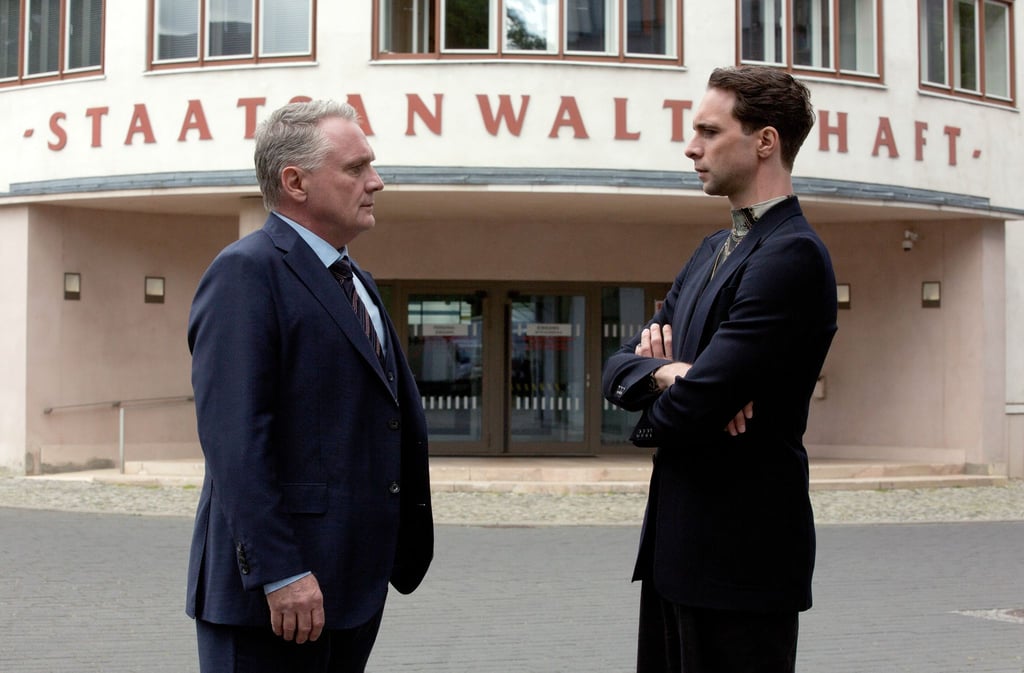 Kriminalhauptkommissar Vincent Ross (r) befragt den Insolvenzverwalter Udo Schick.