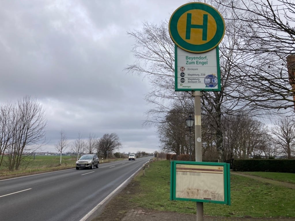 Blick auf die Bushaltestelle „Zum Engel“. Sie befindet sich direkt an der Leipziger Chaussee.