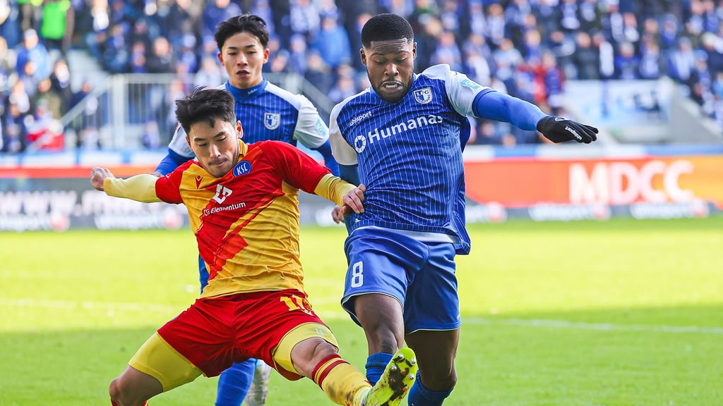 Ist in dieser Zweitiga-Saison mit sieben Toren und drei Vorlagen bisher der beste Scorer des 1. FC Magdeburg: Moritz-Broni Kwarteng (r.), hier mit Karlsruhes Kyoung-Rok Choi.